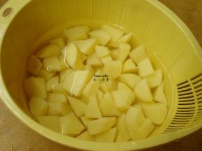 土豆洗净，去皮 切块，清水浸泡3分钟