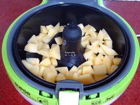 把土豆块放入炸锅；