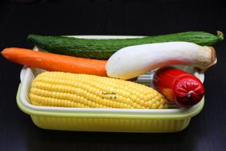 准备食材：杏鲍菇、火腿肠、玉米、胡萝卜、青瓜等。