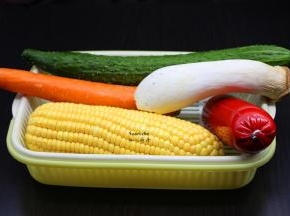 准备食材：杏鲍菇、火腿肠、玉米、胡萝卜、青瓜等。