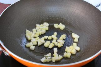 热锅，倒入橄榄油，放杏鲍菇煸香；