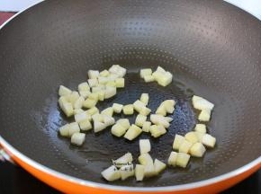 热锅，倒入橄榄油，放杏鲍菇煸香；
