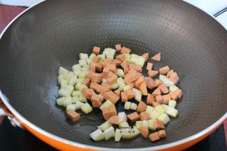 放入火腿肠，继续编炒；