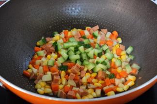 改为大火加入青瓜粒；