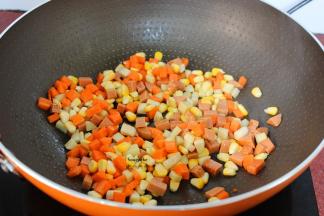 加入胡萝卜粒、玉米粒；