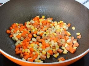 加入胡萝卜粒、玉米粒；