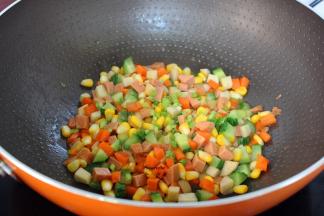 放盐、酱油，香葱炒均即可。