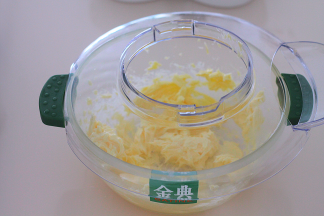 使用ukoeo HBD-802厨师机盖，避免打发黄油时溅洒出来（小技巧可忽略不采纳）