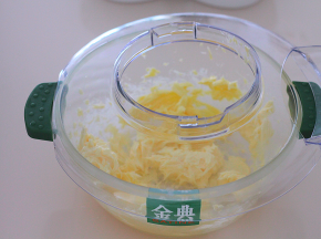 使用ukoeo HBD-802厨师机盖，避免打发黄油时溅洒出来（小技巧可忽略不采纳）