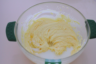 接着加入纯牛奶，如果觉得面团太干，可以看状态后另继续增加5g左右（买牛奶送玻璃碗，并不是金典广告哟）