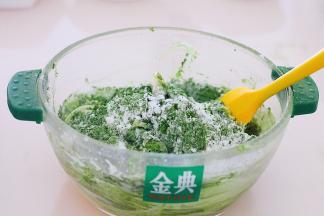 接着将粉类材料过筛依次加入，抹茶粉可以替代可可粉或者其他，根据自己口味调整