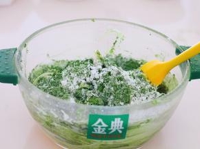接着将粉类材料过筛依次加入，抹茶粉可以替代可可粉或者其他，根据自己口味调整