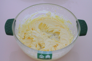 打发的状态为黄油本身颜色变白变浅，黄油也不要打发过了，否则会影响口感