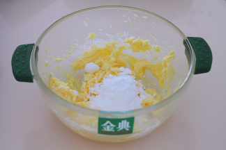 加入盐和糖霜，并打发至黄油颜色变浅，呈现出羽毛状就可以了