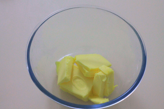 将125g黄油室温软法，手指戳洞即可