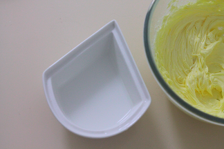 纯牛奶10g稍微加热，倒入1g盐融化