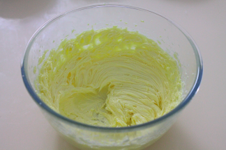 黄油打发一下后，再加入35g糖粉打发黄油颜色变浅