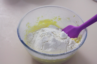 将高粉、低粉、玉米淀粉、杏仁粉、奶粉等都面粉筛过筛（一定要过筛才好拌匀）