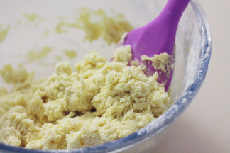 用法焙客大号硅胶刮刀搅拌均匀