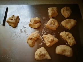 均匀分割，每份面团80克，刚刚好