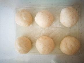 整成圆形，放入盒子醒发