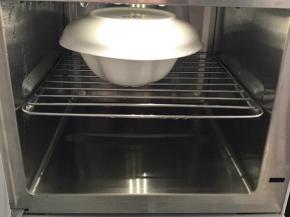 用菜碟盖住蛋碗（这方法挺好比用保鲜膜更方便）放蒸汽炉