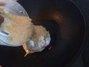 锅中热油，倒入面糊