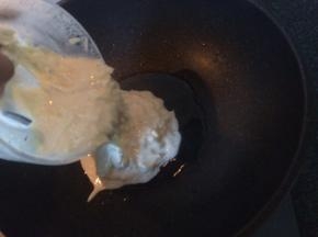 锅中热油，倒入面糊