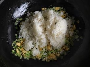 把米饭放入（冷藏过的米饭最佳，翻炒会是一粒一粒的）