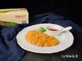 炸至两面金黄，取出出用厨房纸巾吸油即可（复炸二次口感更佳）
成品：切块即可开吃，蘸番茄酱吃真的是极好的
