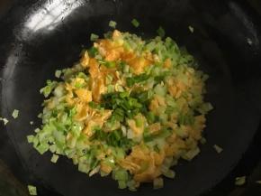翻炒均匀放入葱花一起爆炒