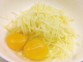 加入鸡蛋、燕麦、面粉、香葱末