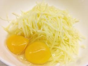 加入鸡蛋、燕麦、面粉、香葱末