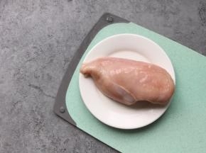 食材准备：鸡胸肉一块洗净去除筋膜备用