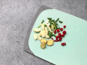 葱、红椒切段；蒜瓣和姜片切片