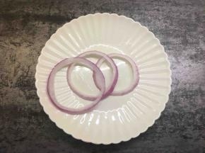 洋葱横切成洋葱圈，将胡萝卜、芦笋、洋葱切成丁