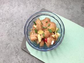 把处理好的鸡胸肉放玻璃碗里，放葱姜蒜辣椒，加半汤匙料酒、2g盐、少许食用油、黑胡椒少许，搅拌均匀腌制15-20分钟