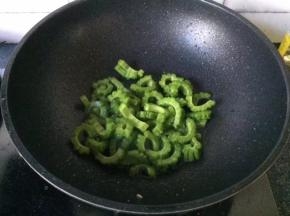 余油倒入苦瓜片翻炒