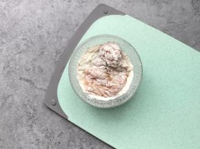 把腌制好的鸡胸肉放面粉里蘸满面粉