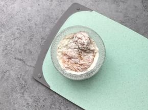 把腌制好的鸡胸肉放面粉里蘸满面粉