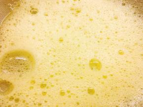 过滤掉蛋液中的泡沫，这样蒸出来的蛋会更加细腻