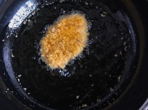 锅加油烧热，用筷子放进去看见密集热泡时就可以把蘸满面包糠的鸡熊肉放进去中小火炸啦，切记不要大火，防止外面糊里面不熟