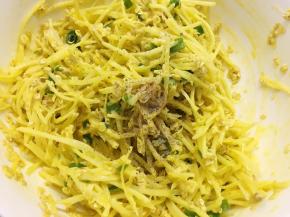 加入适量盐，一些胡椒粉腌制