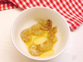 鲜虾去壳去虾线，加姜丝，白胡椒粉，料酒，盐提前腌制