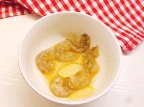 鲜虾去壳去虾线，加姜丝，白胡椒粉，料酒，盐提前腌制