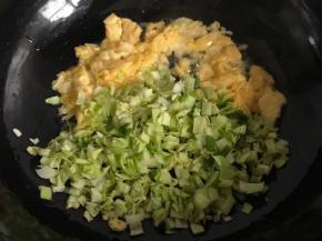 鸡蛋翻炒碎放入包菜
