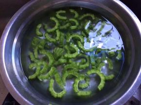 苦瓜腌制好后洗净