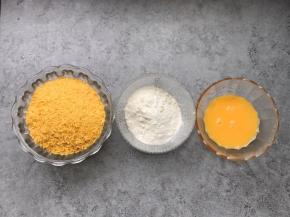 准备好：面包糠、面粉、鸡蛋打散搅拌均匀