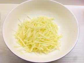 土豆洗净擦成丝