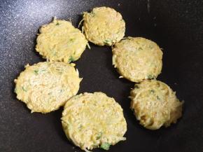 煎至底部凝固，翻面，两面煎金黄即可